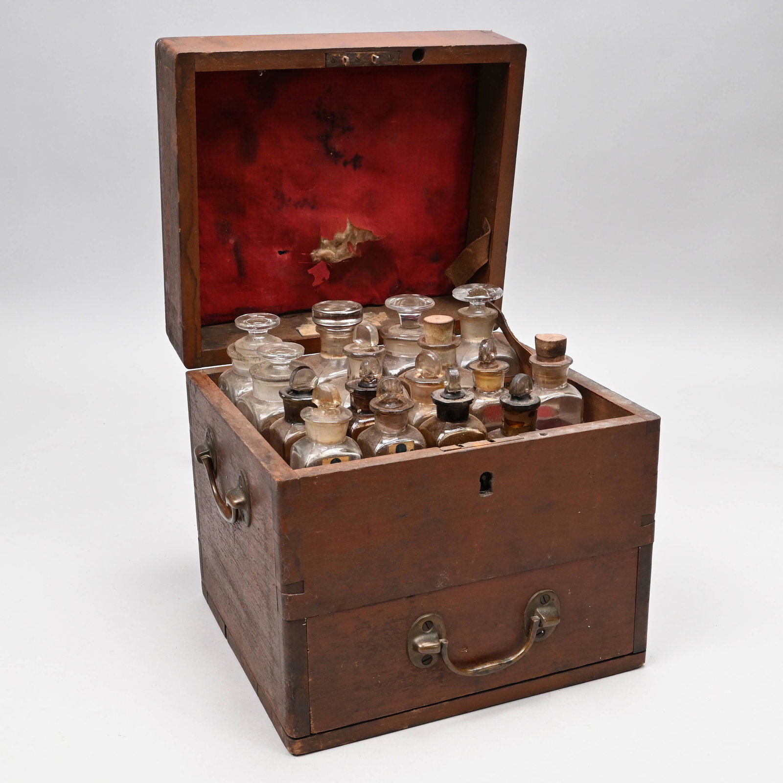 American Poplar Dr's Travelling Apothecary Chest (1 of 9)