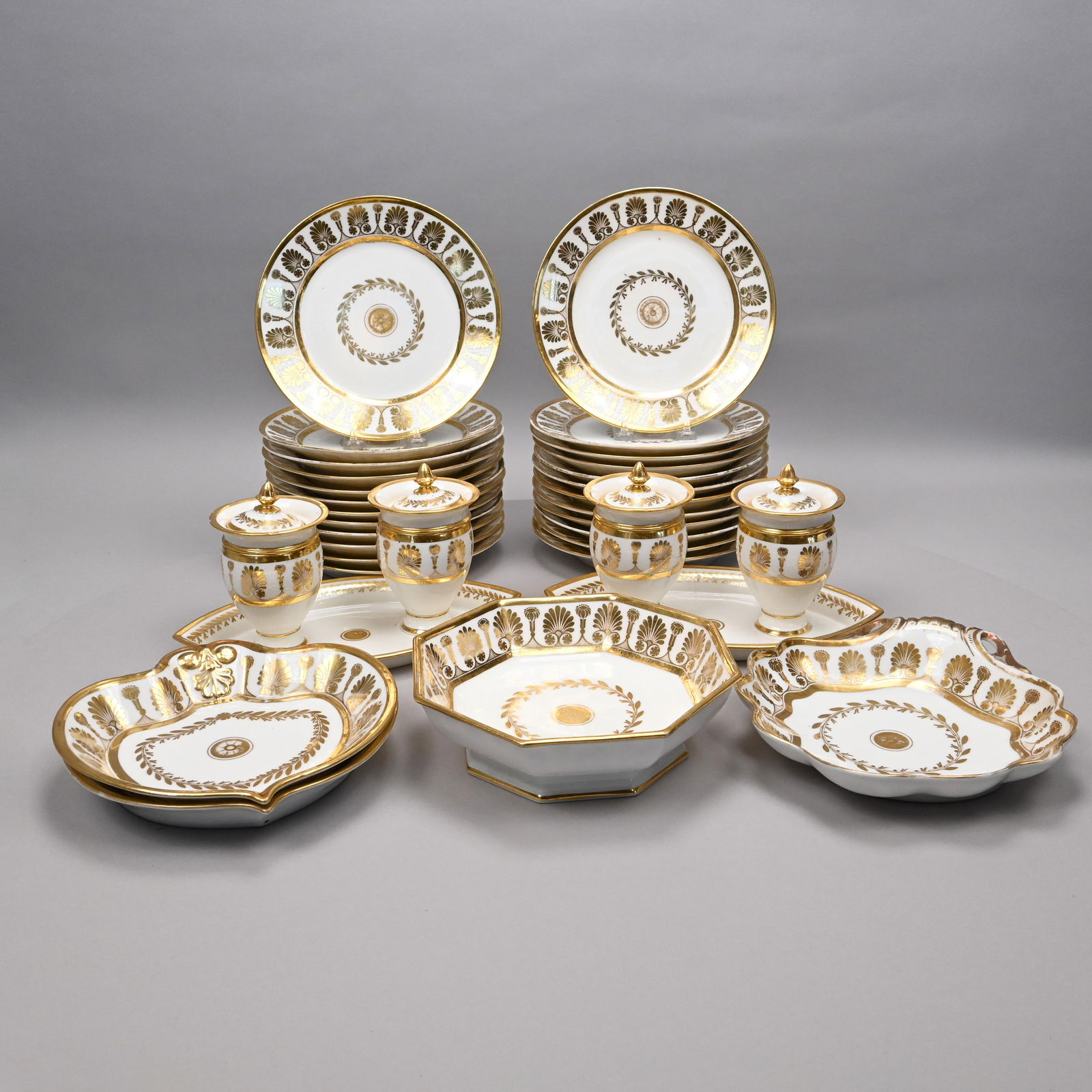 Paris Porcelain Part Dinner Service (1 of 20)