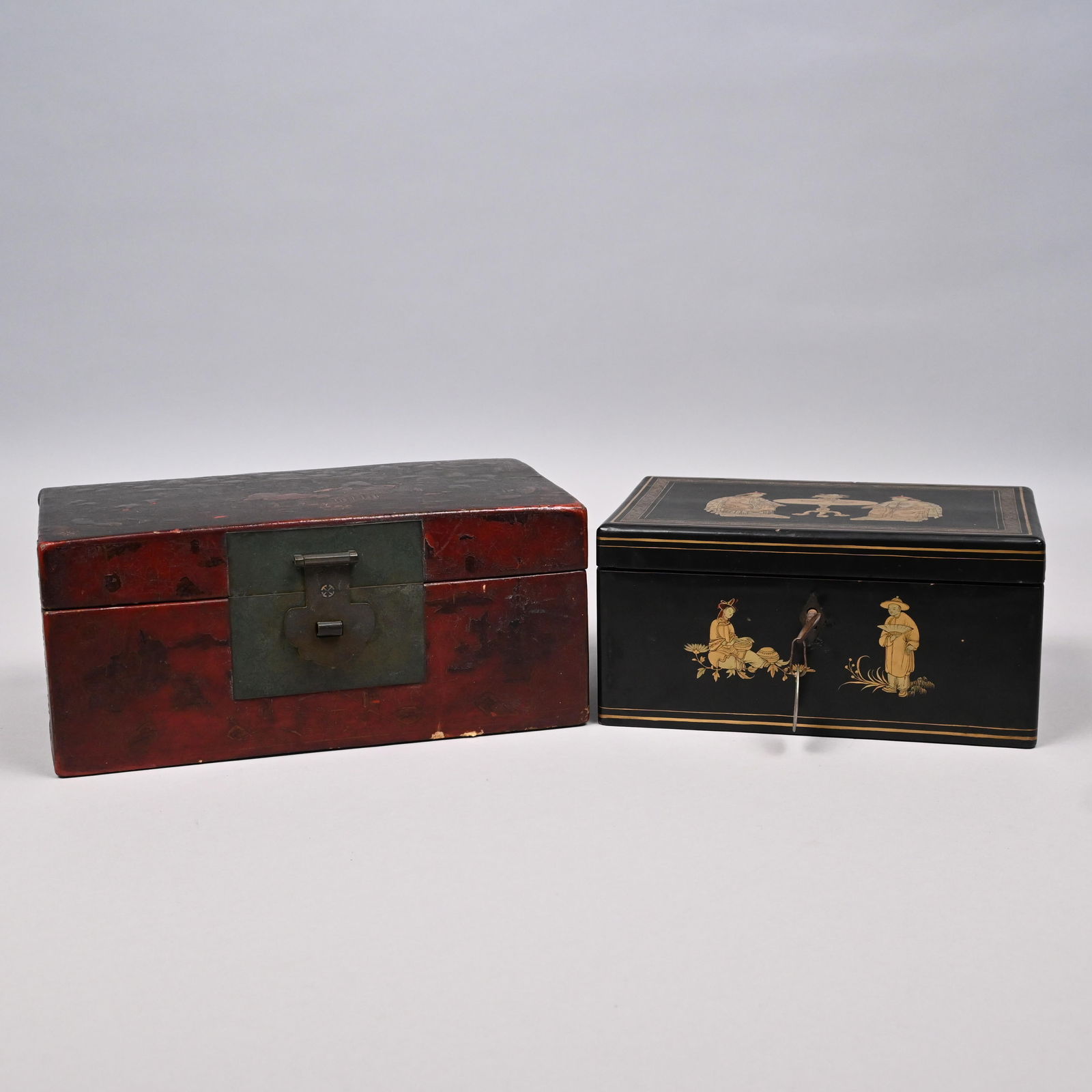China Trade Gilt-Decorated Black Lacquer Tea Caddy (1 of 17)