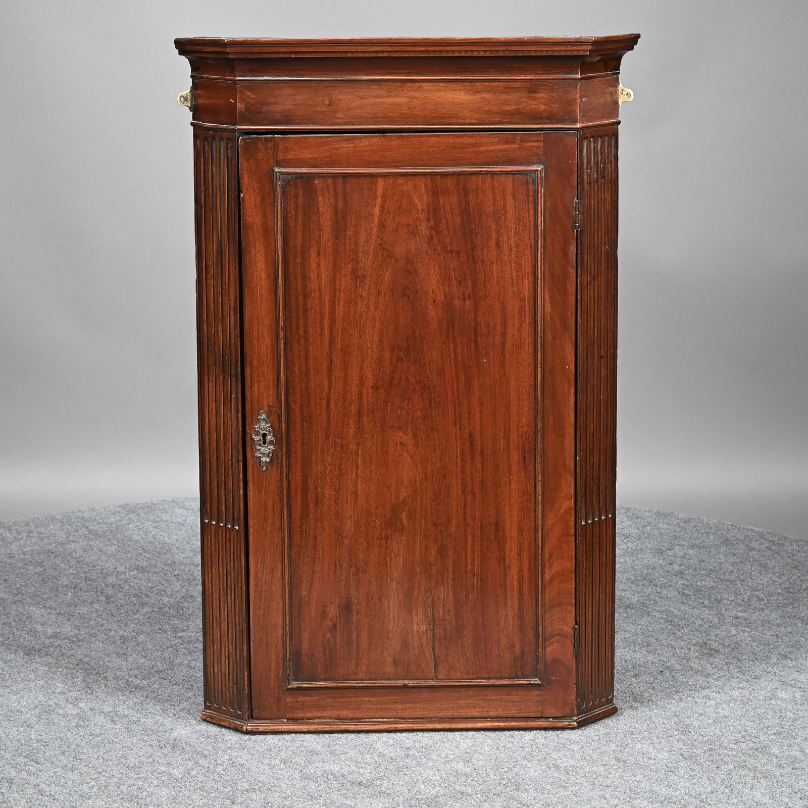 George III Walnut Hanging Corner Cupboard (1 of 7)