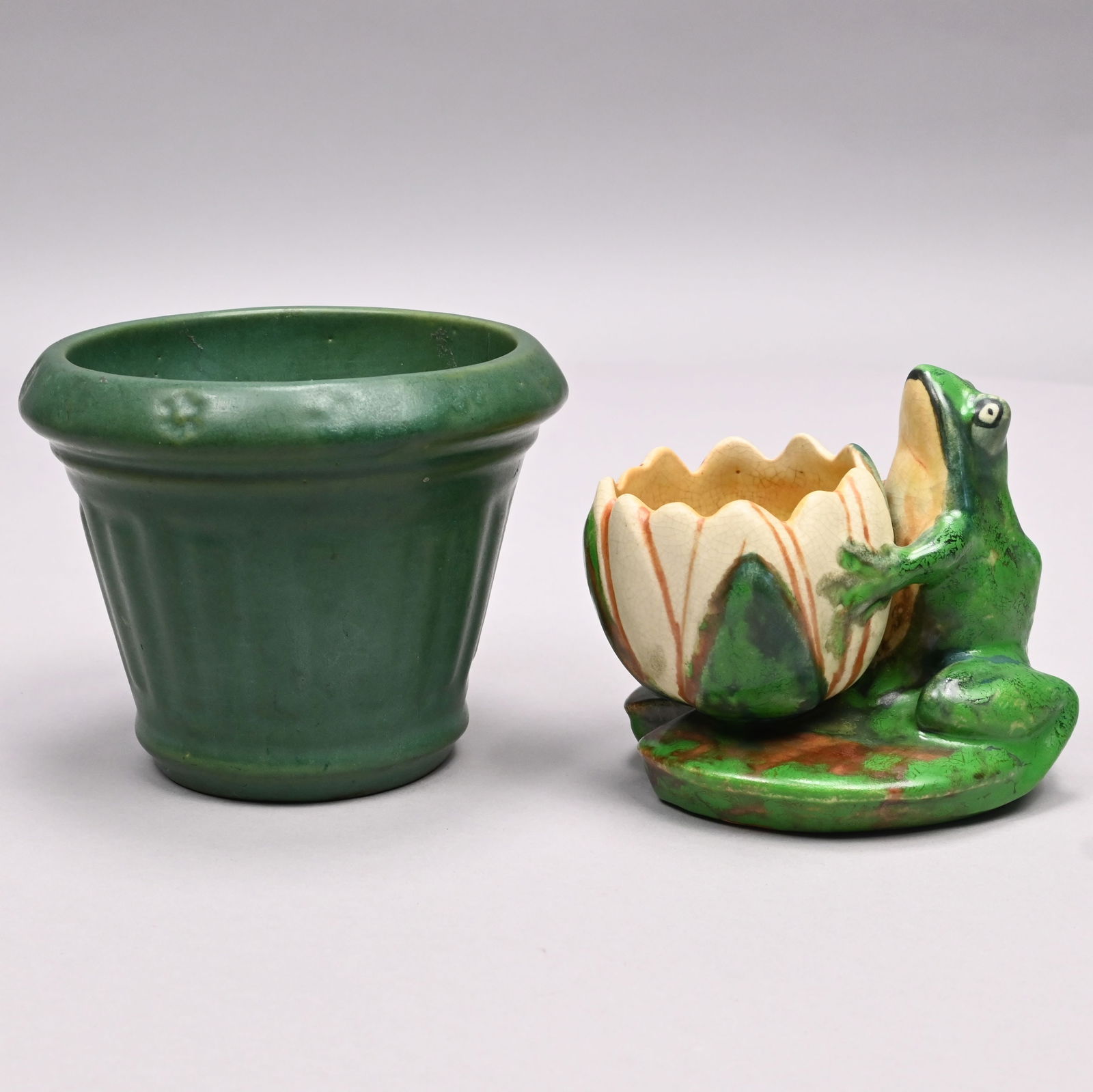 Roseville Pottery Flower Pot & a Weller 'Coppertone' Frog and Lily Vase (1 of 12)