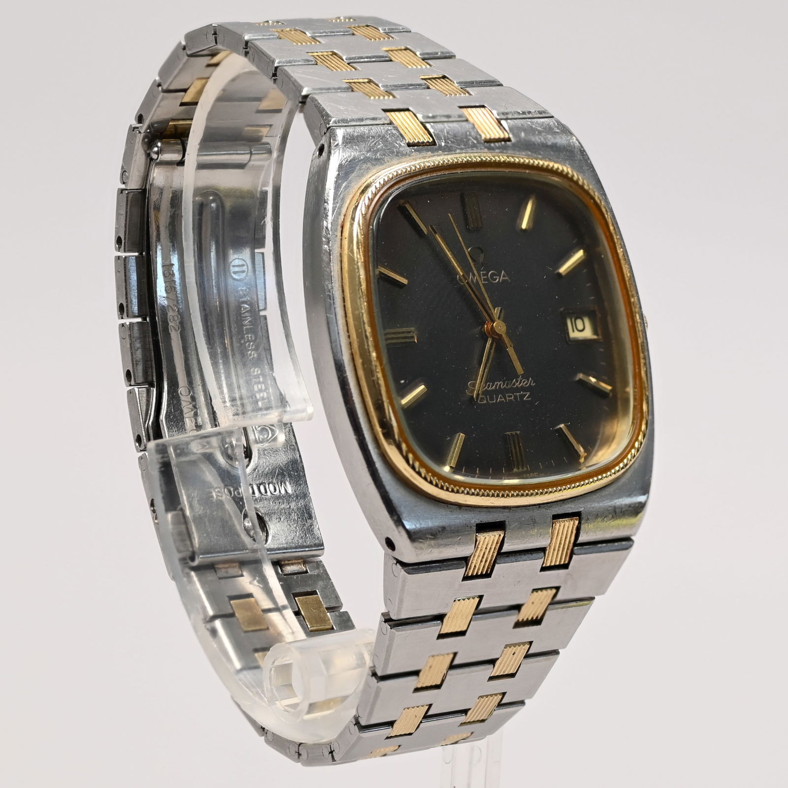 Gent's Omega Seamaster Bracelet Quartz Watch: Gent's Omega Seamaster Bracelet Quartz Watch. Serial number 42593335, black dial with gold Roman numerals, signed "OMEGA/ Seamaster/ QUARTZ", within a rope-twist surround, 7 jewel, the back of the