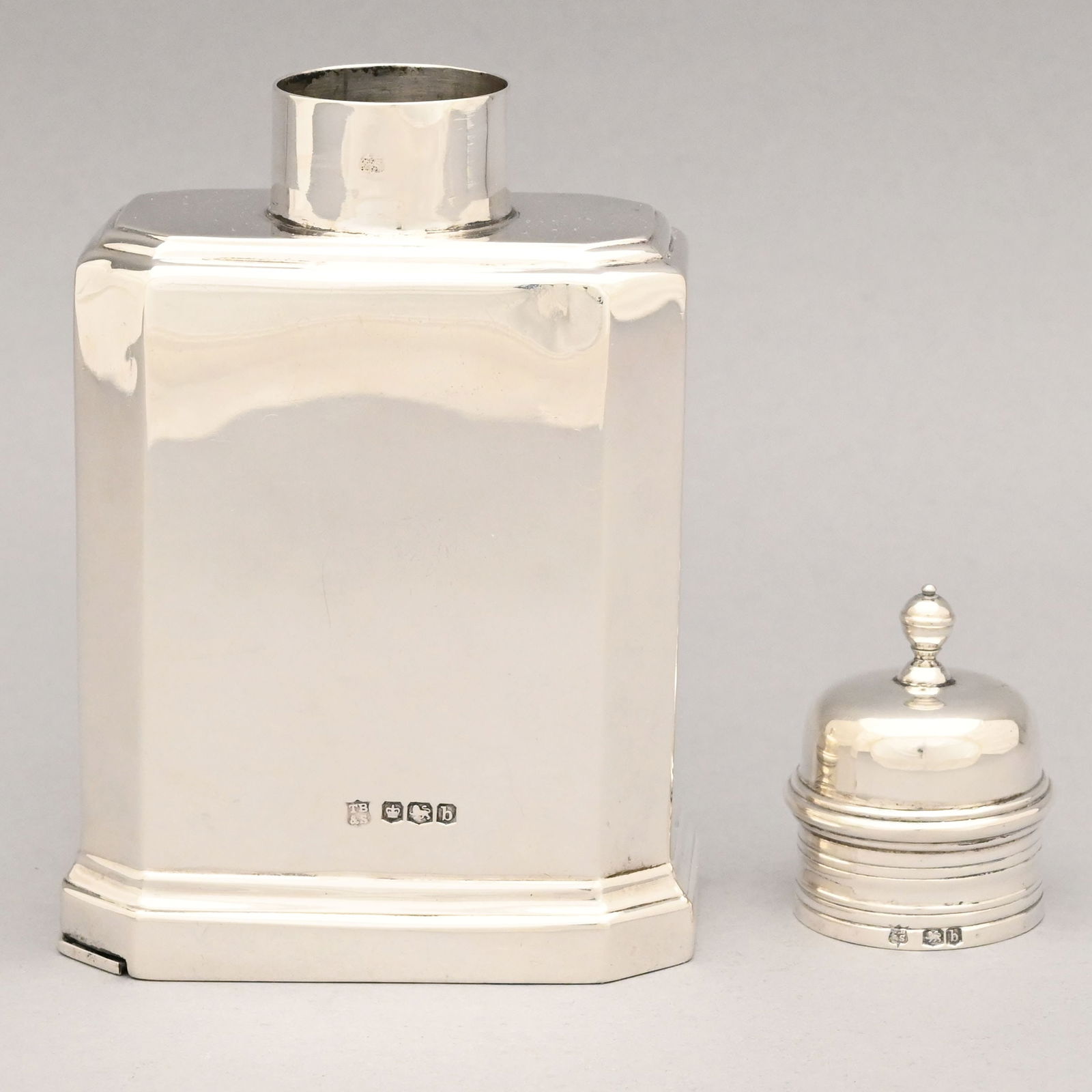 Three English Silver Serving and Table Objects - 4