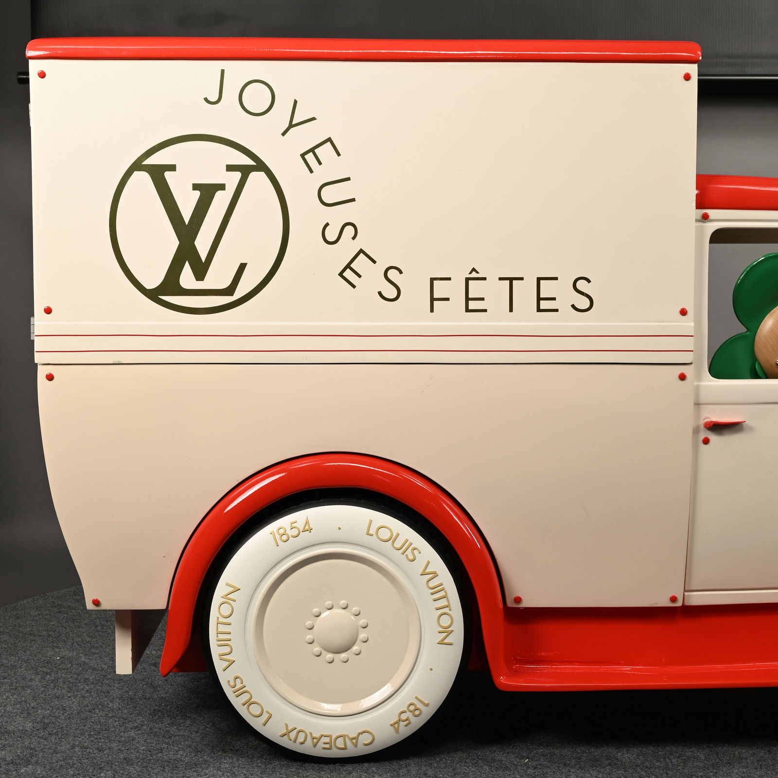 Louis Vuitton Camionnette (Van) Store Display - 9