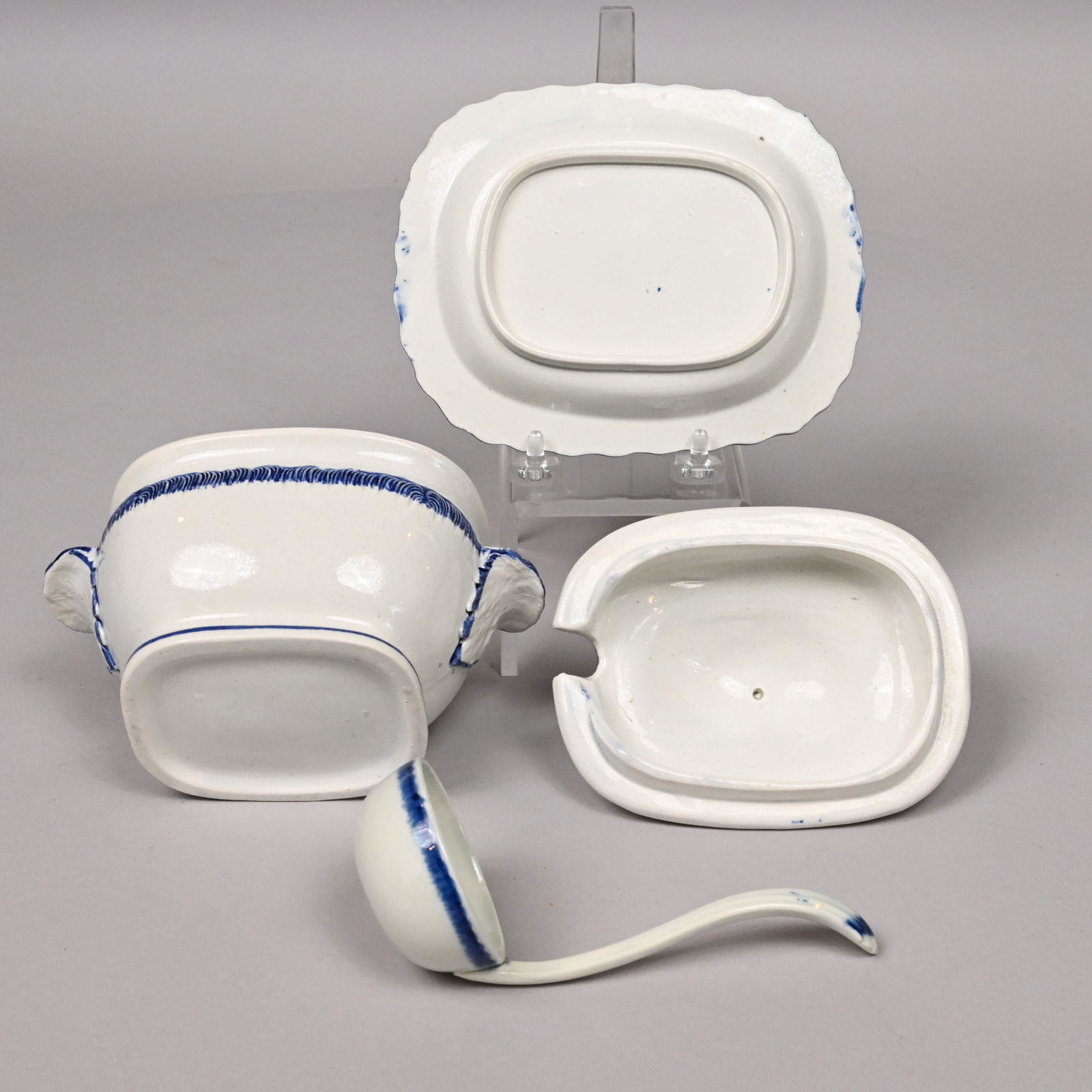 Grp English Blue Shell-Edge Plates, Serving Pieces - 12