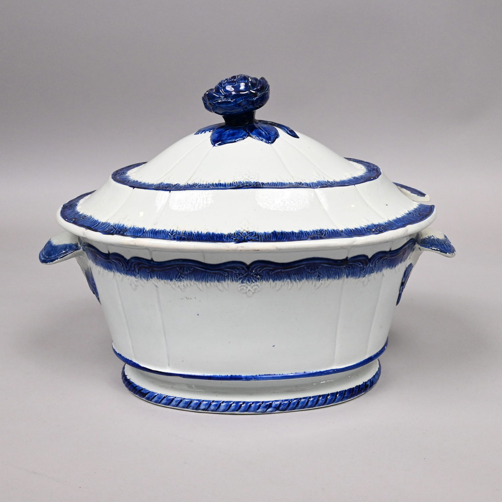 Grp English Blue Shell-Edge Plates, Serving Pieces - 2