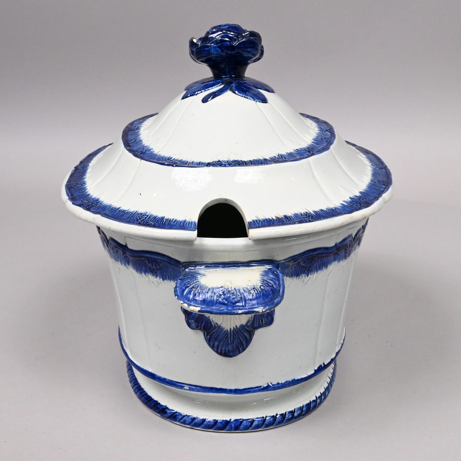 Grp English Blue Shell-Edge Plates, Serving Pieces - 3