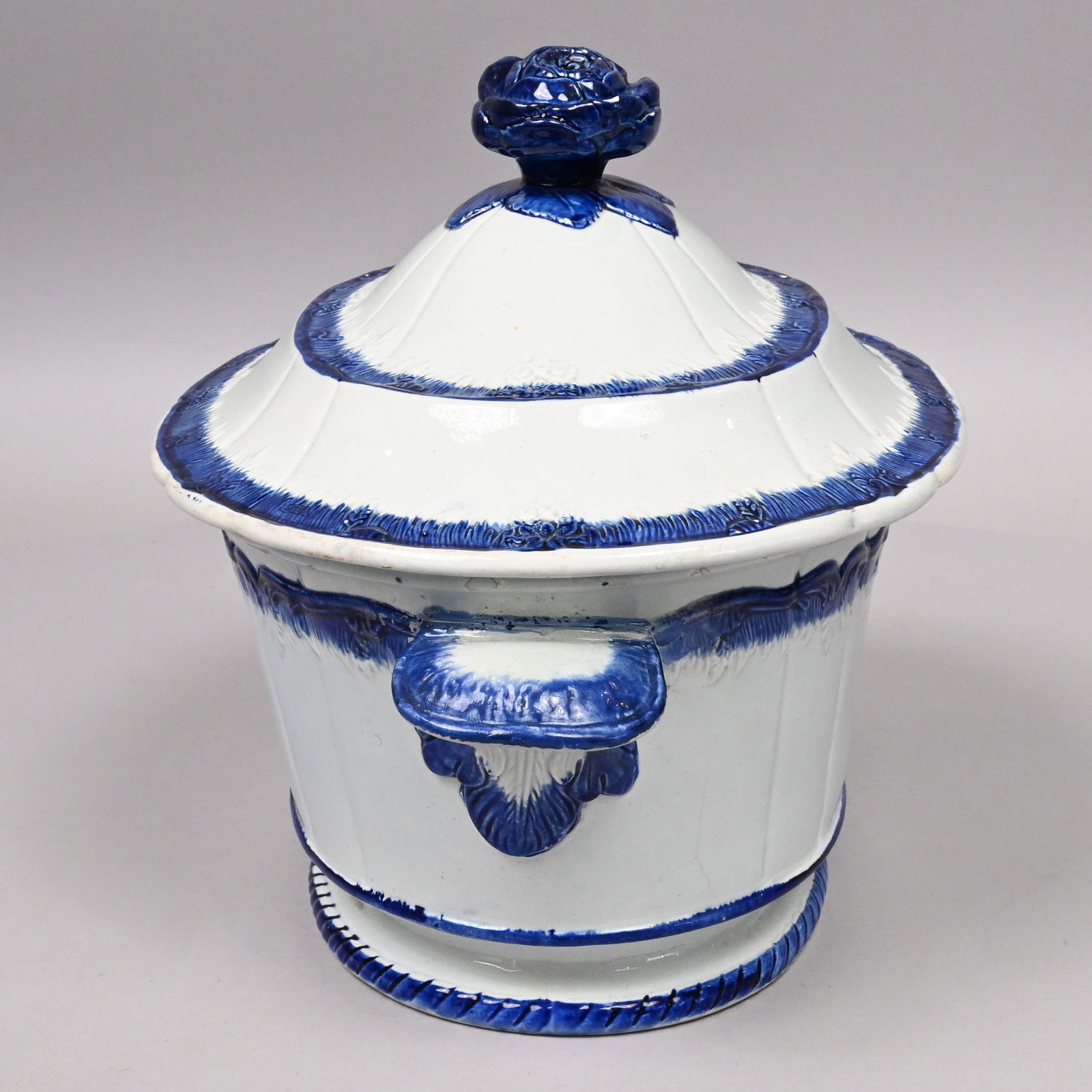 Grp English Blue Shell-Edge Plates, Serving Pieces - 5