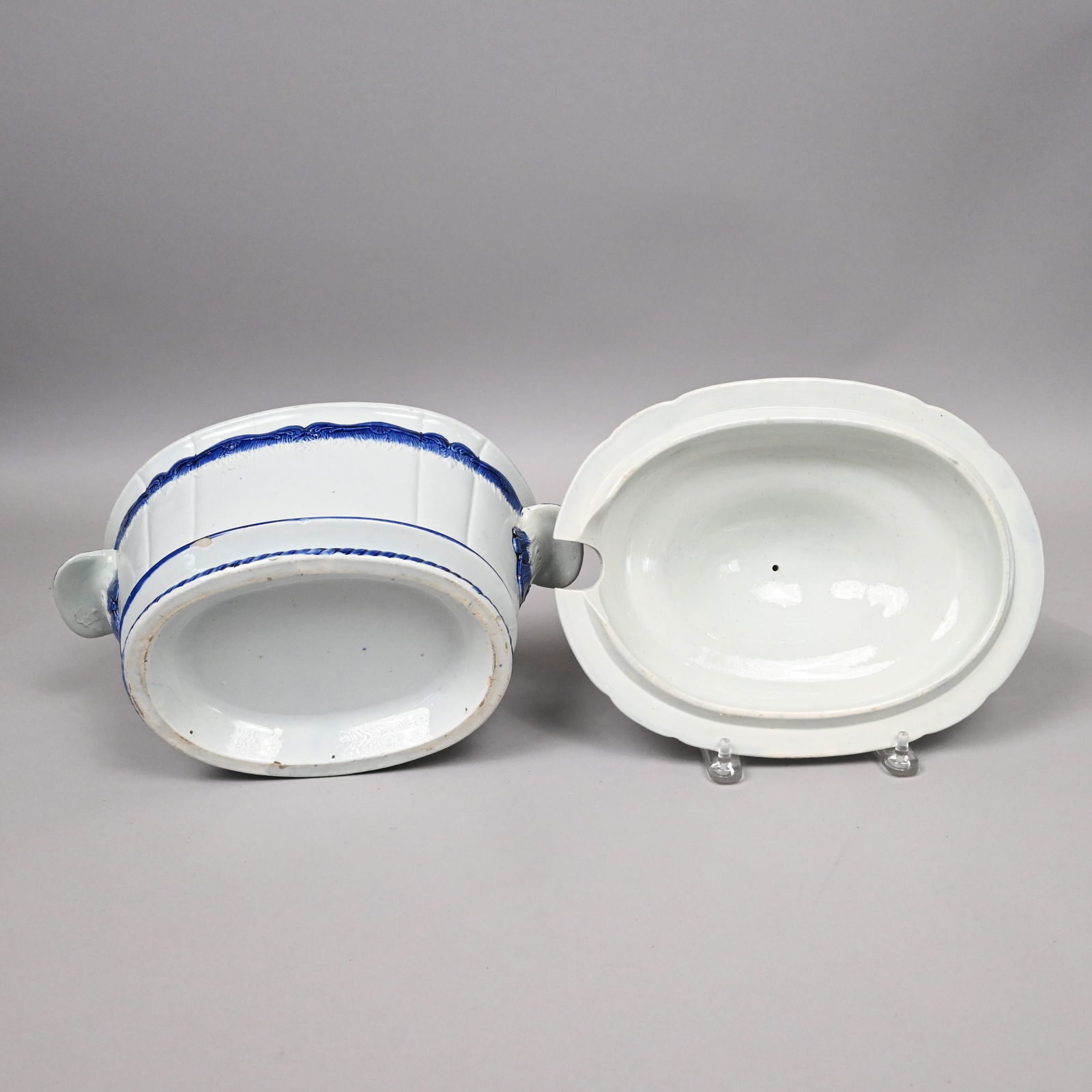 Grp English Blue Shell-Edge Plates, Serving Pieces - 6