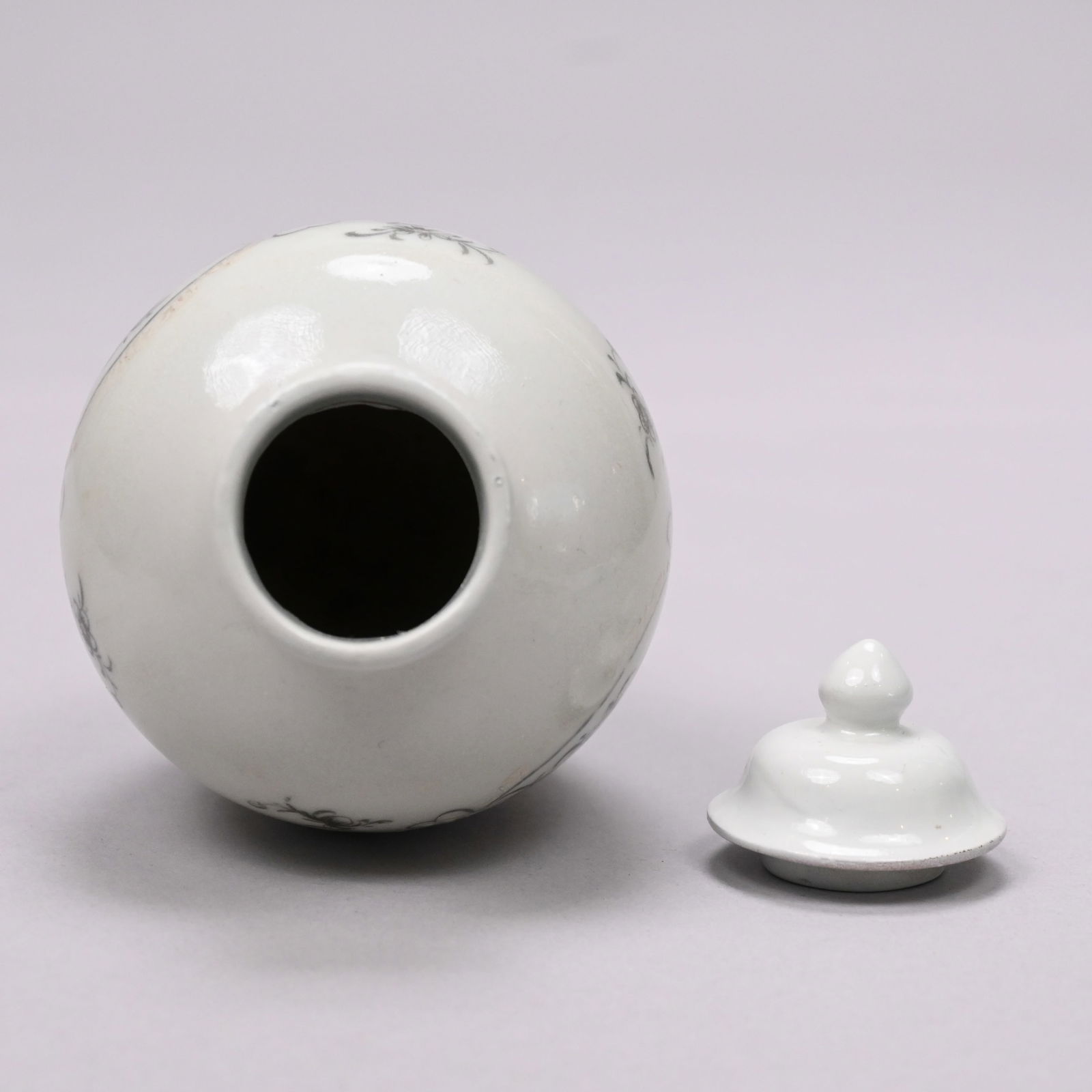 Three Chinese Export Porcelain Serving Wares - 6