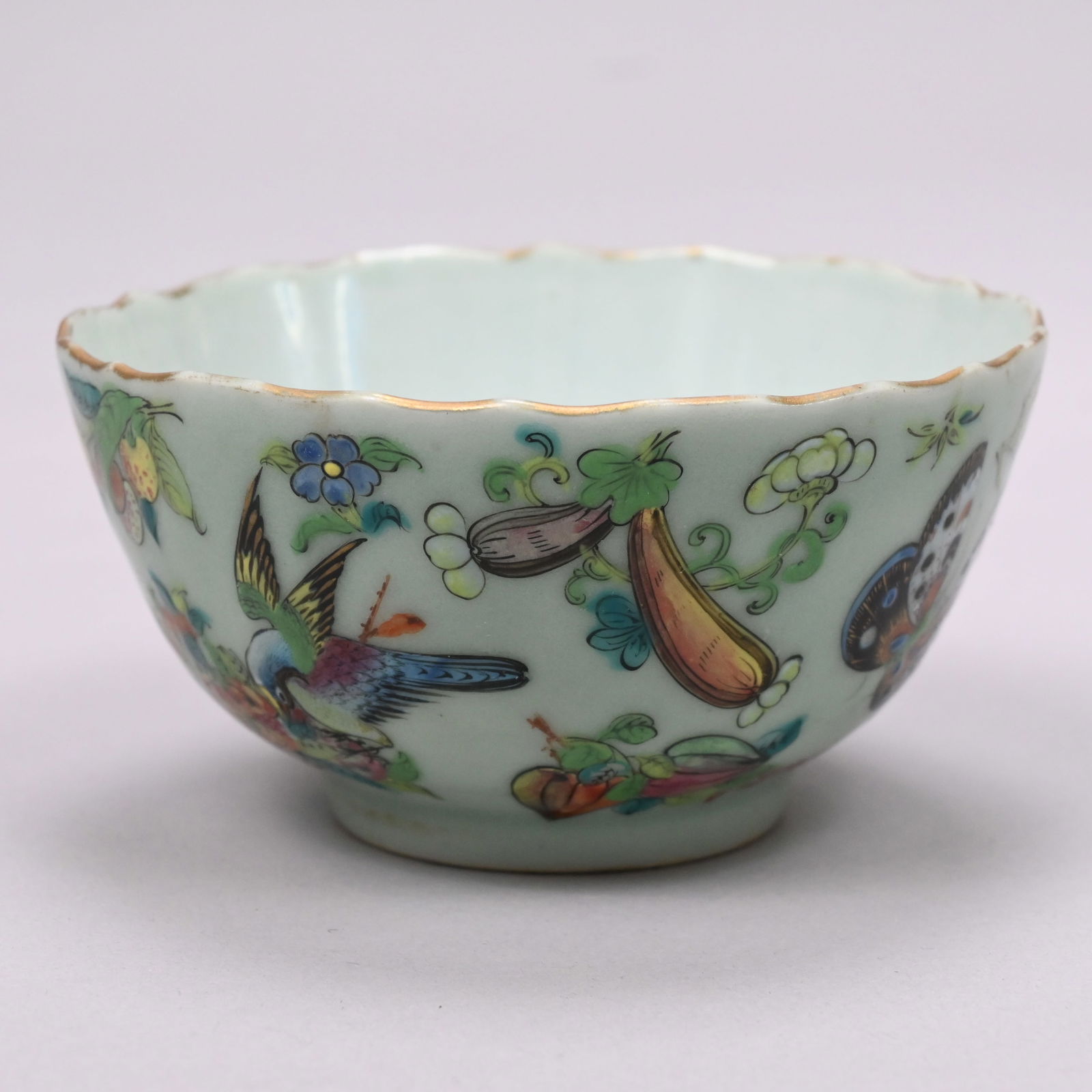 Three Chinese Export Porcelain Serving Wares - 9