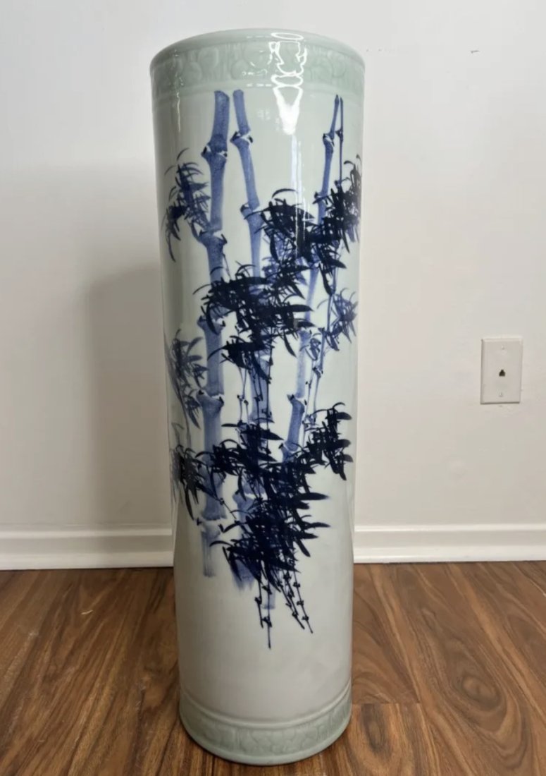 Vintage Chinese Porcelain Blue and White Umbrella Vase (0436) on Dec 18, 2022 GLOBAL NETWORTH