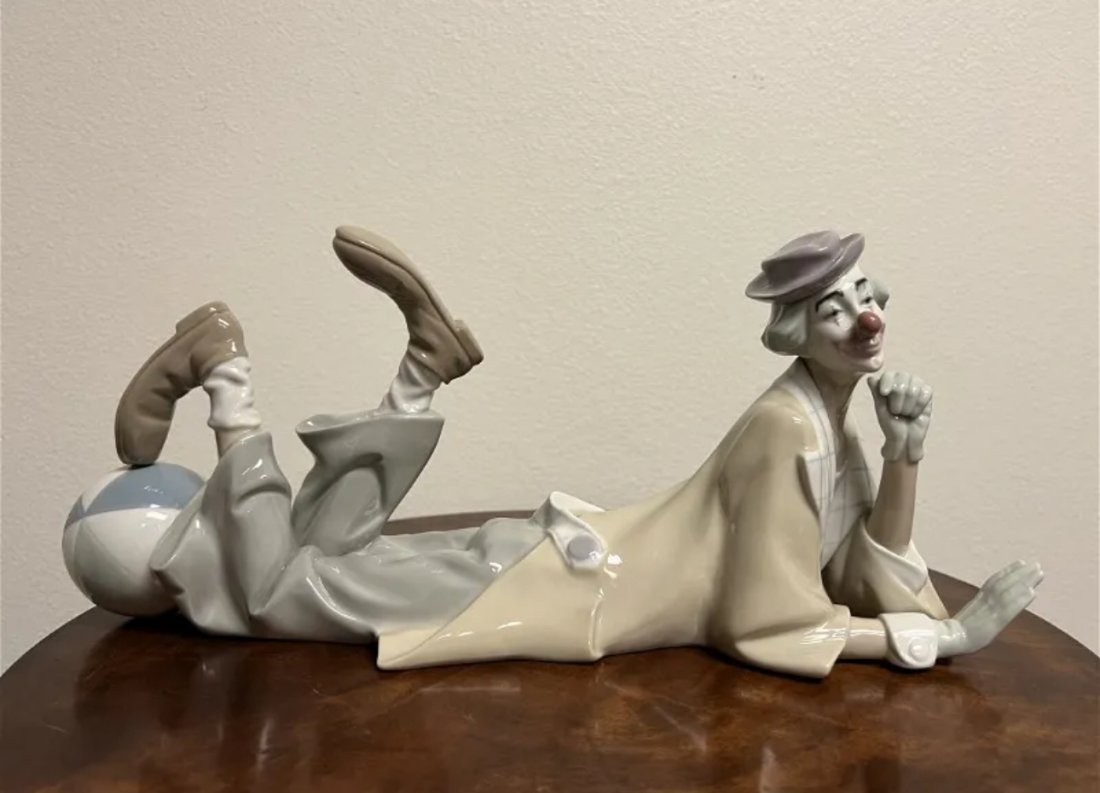 Large Retired Lladro Figurine Clown Lying Down with A Ball (1 of 4)