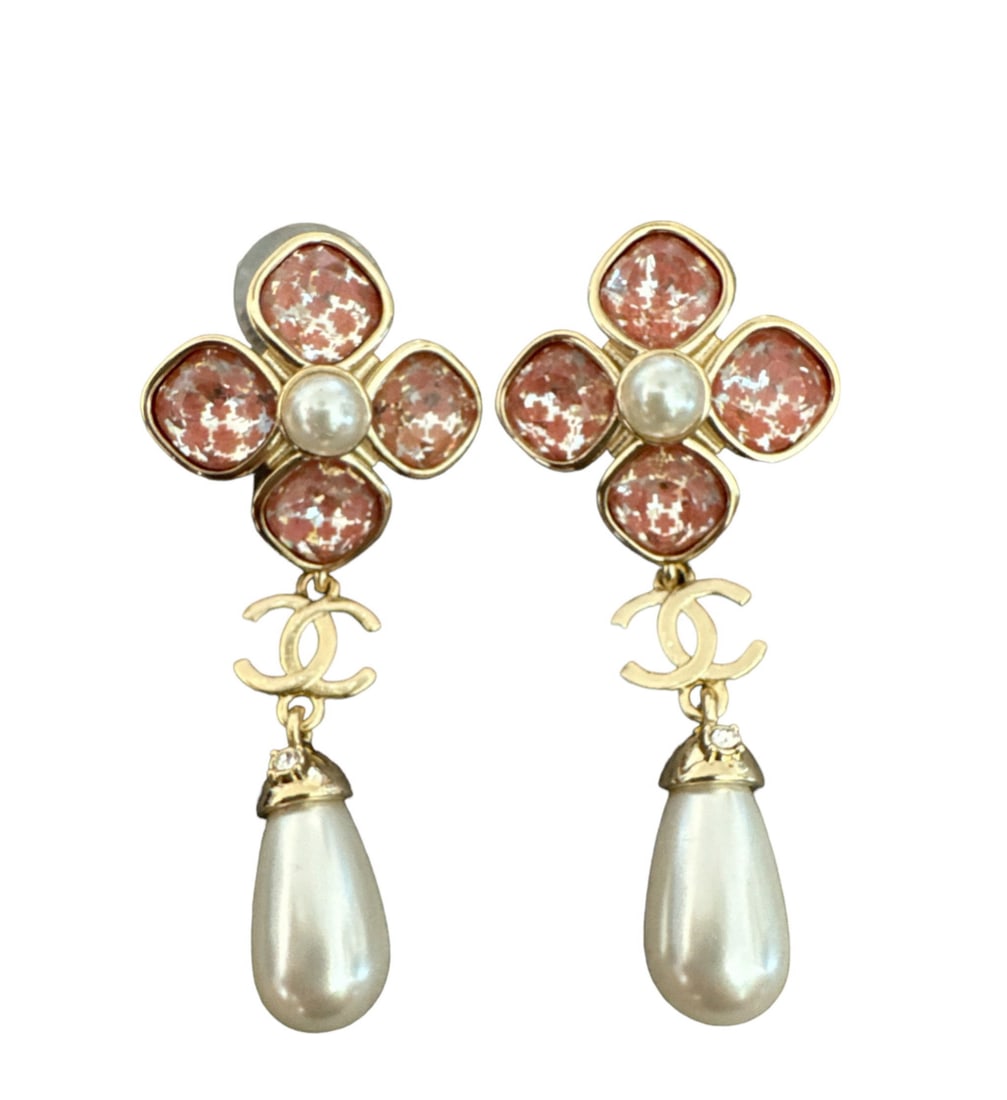 Chanel Flowers Earrings: Includes box. Very good condition