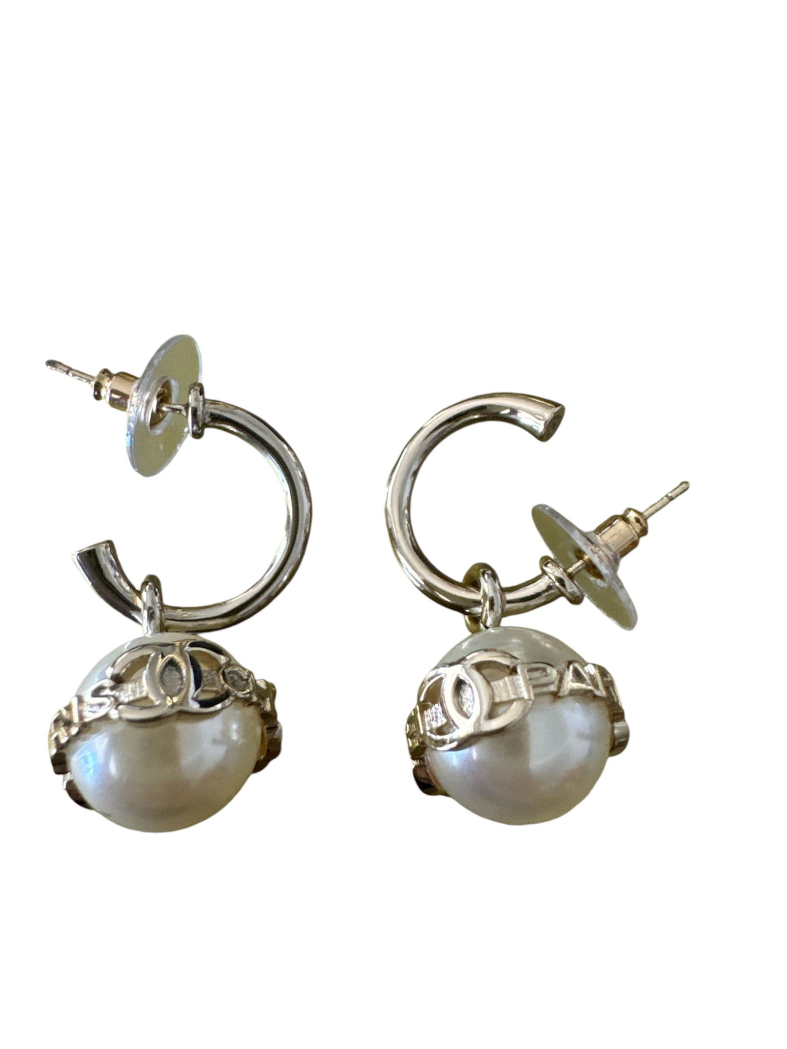 Chanel Earrings with Pearls: Includes box.