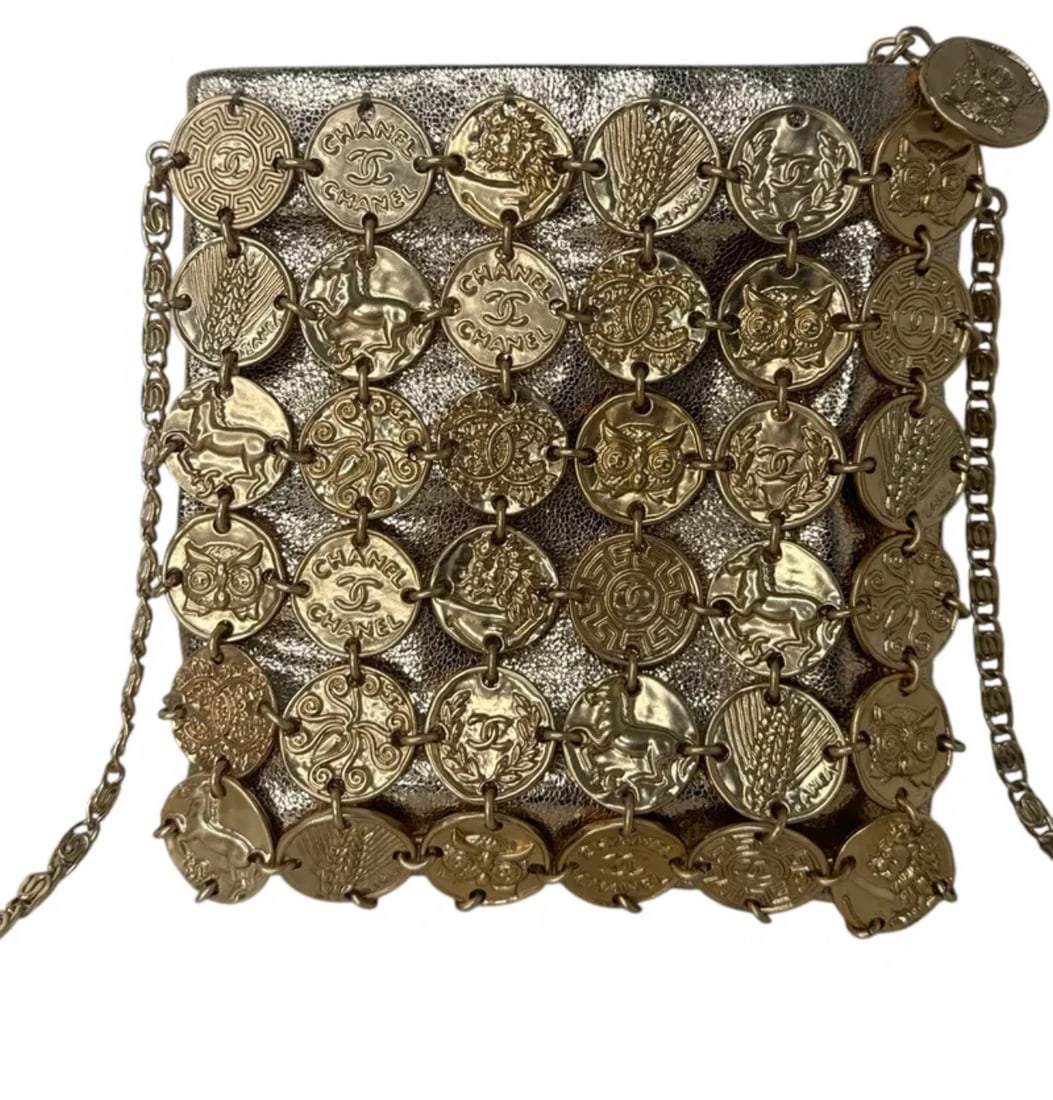 Rare Chanel Cruise 2018 Metier D’Art Gold Medallion Chain Bag: Made in Italy - DimensionsHeight: 7.09 in (18 cm)Width: 0.4 in (1 cm)Length: 6.7 in (17 cm) - Comes with Dust bag and Box.