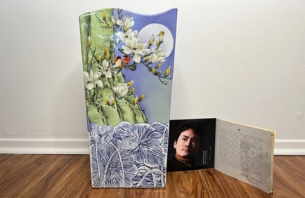 Fine Vintage Chinese Porcelain Vase -Signed