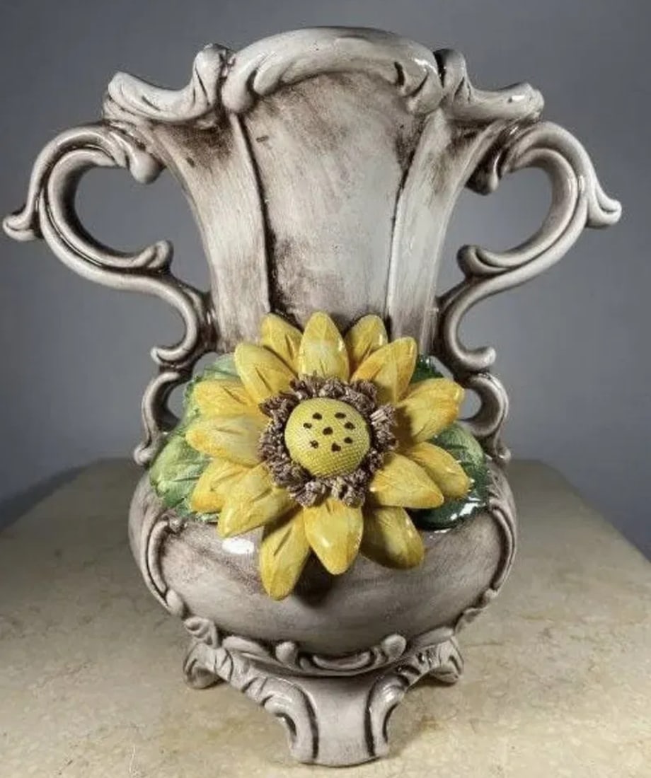 Italian Capodimonte Flower Vase: Measurements: 8.5 in H x 6 in