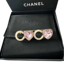 Chanel Pearl pin & brooche