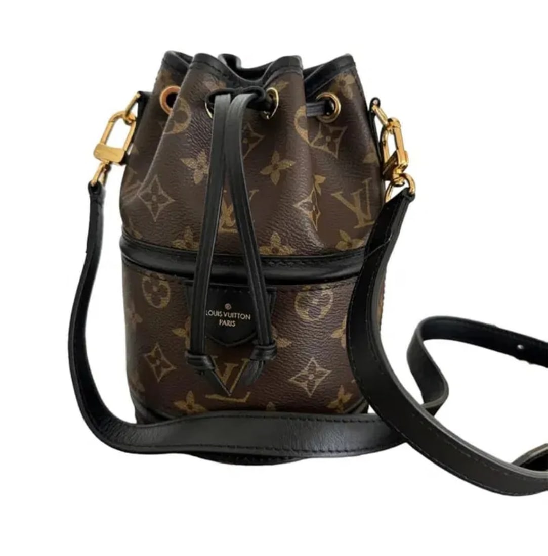 Louis Vuitton Canoe Monogram Hanbag: Size: 14 x20 x 14 cm - Includes Box and dust bag. Shipping only. In good condition. All sales are final,please inspect all the items before bidding.