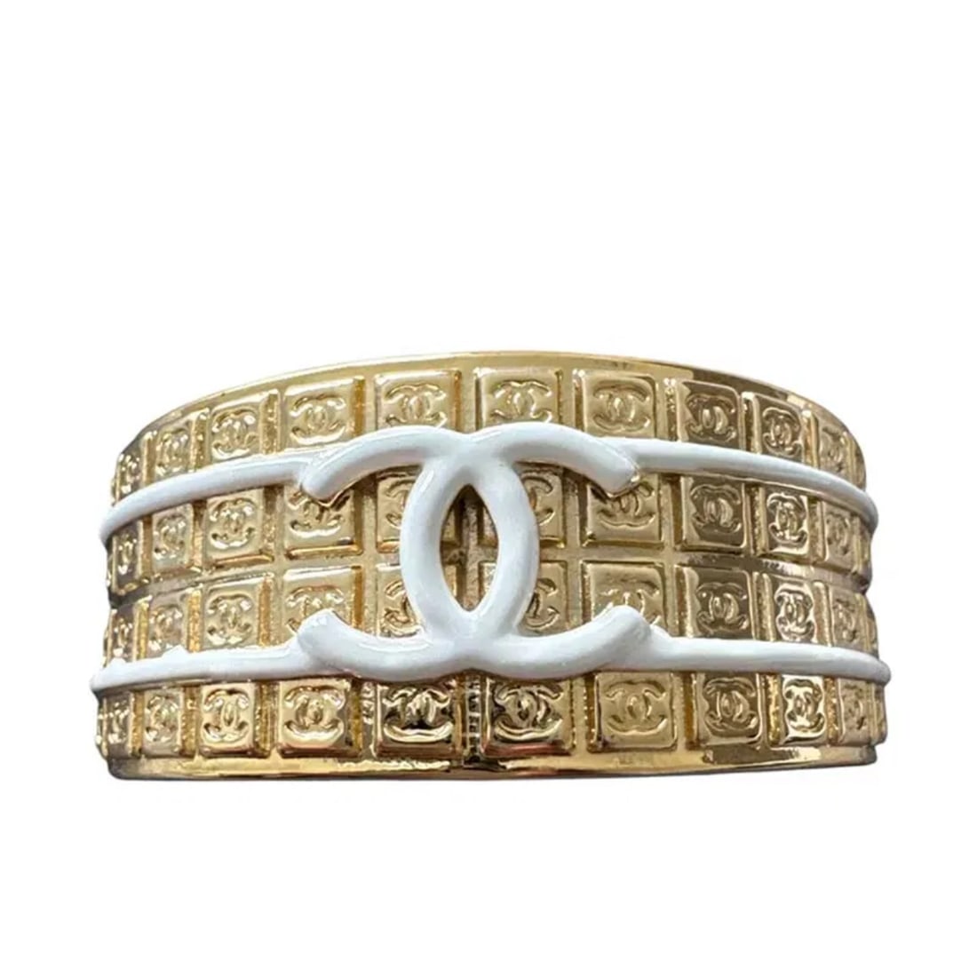 Chanel White and Gold Bracelet: Shipping only -All sales are final,please inspect all the items before bidding.