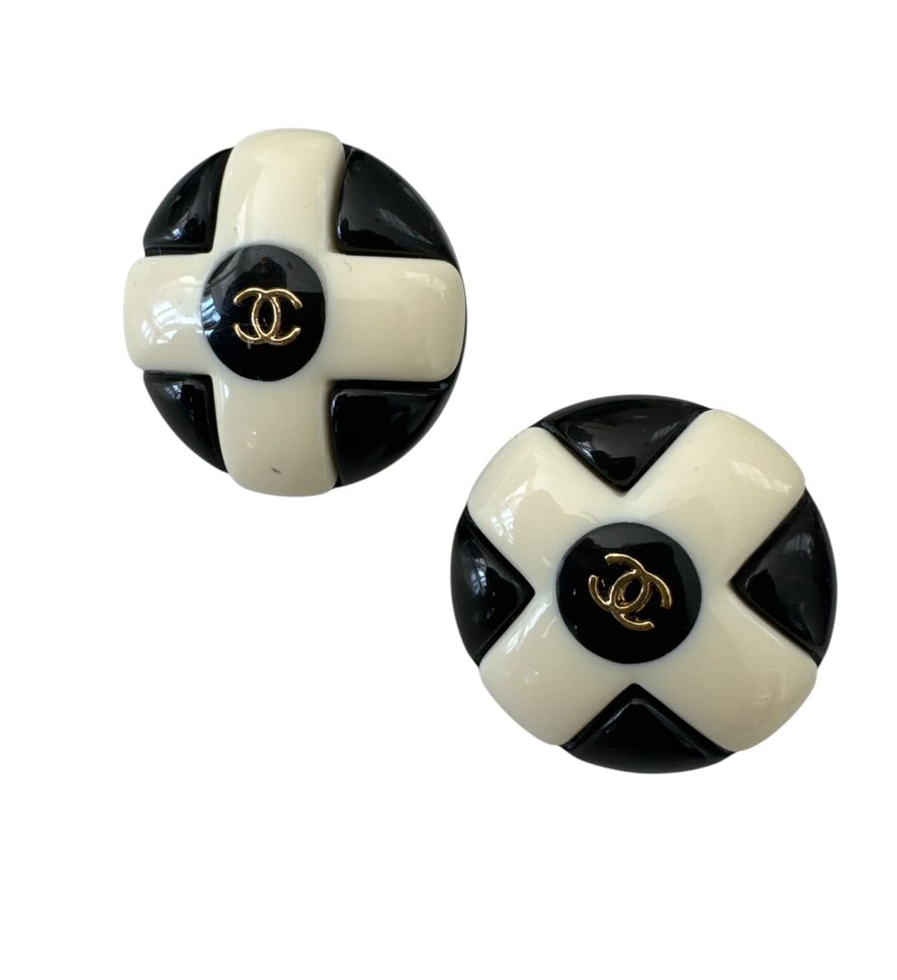 Chanel white and Black Earrings: iNCLUDES BOX- Shipping only -All sales are final,please inspect all the items before bidding