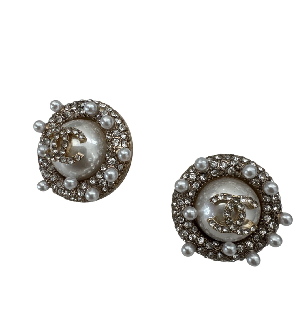 Chanel Round Faux Pearls Earrings: iNCLUDES BOX- Shipping only -All sales are final,please inspect all the items before bidding