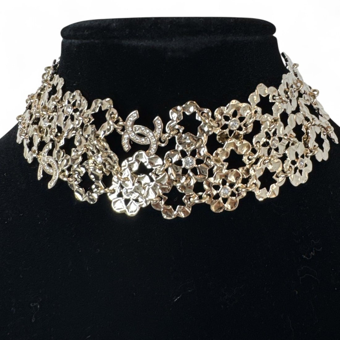 Chanel Short Necklace: iNCLUDES BOX- Shipping only -All sales are final,please inspect all the items before bidding