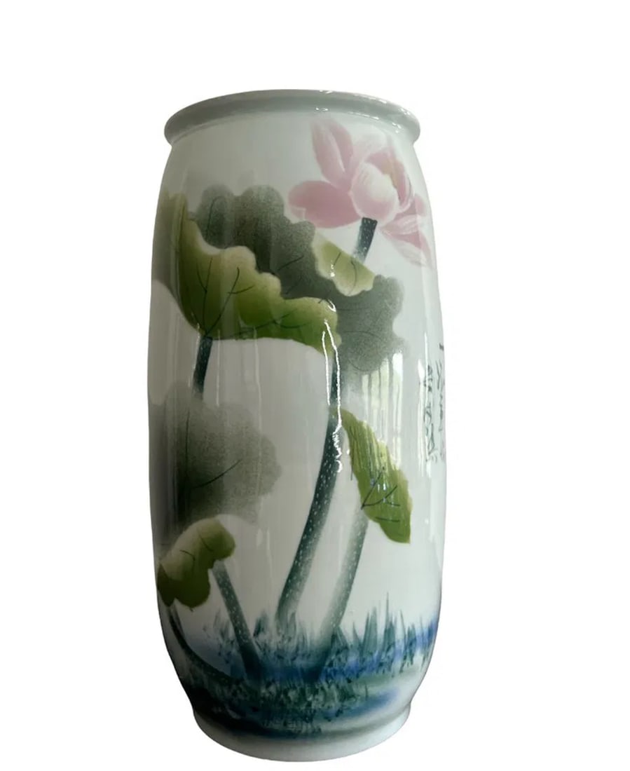 Chinese Porcelain Vase: Size:16 in x 7 in