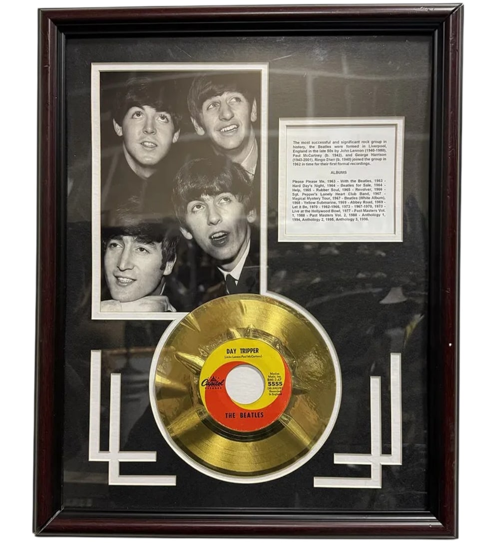 The Beatles Memorabilia: Size: 20 in 16 in