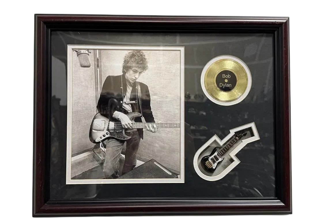 Bob Dylan Memorabilia: Size:18 in x 14 in