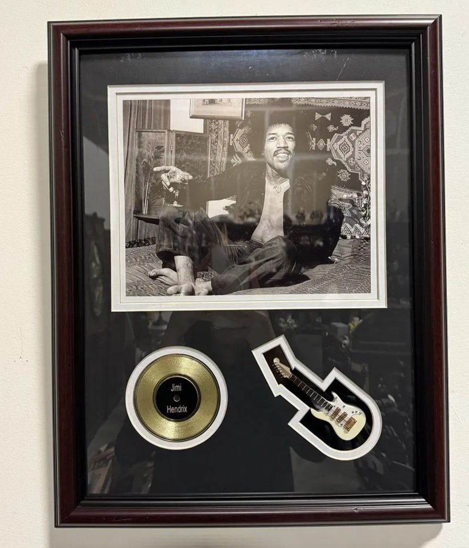 Jimi Hendrix Memorabilia: Size: 18 in x 14 in