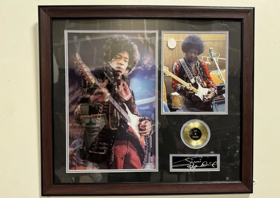 Jimi Hendrix Memorabilia: Size: 26 in x 23 in