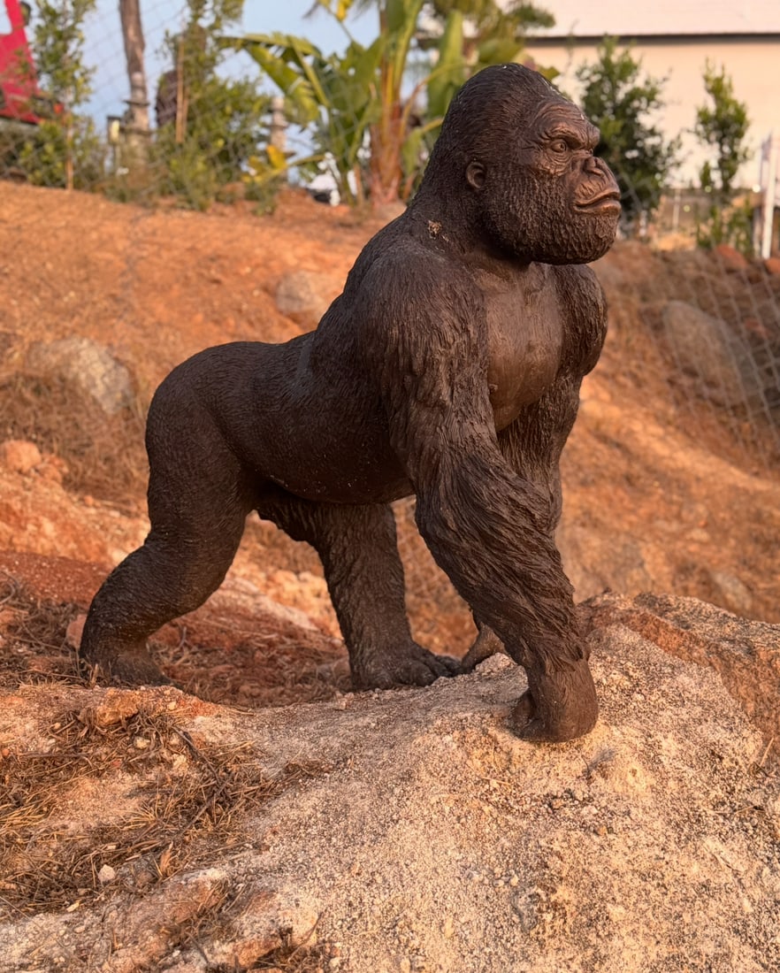 Life Size Bronze Gorilla (1 of 4)