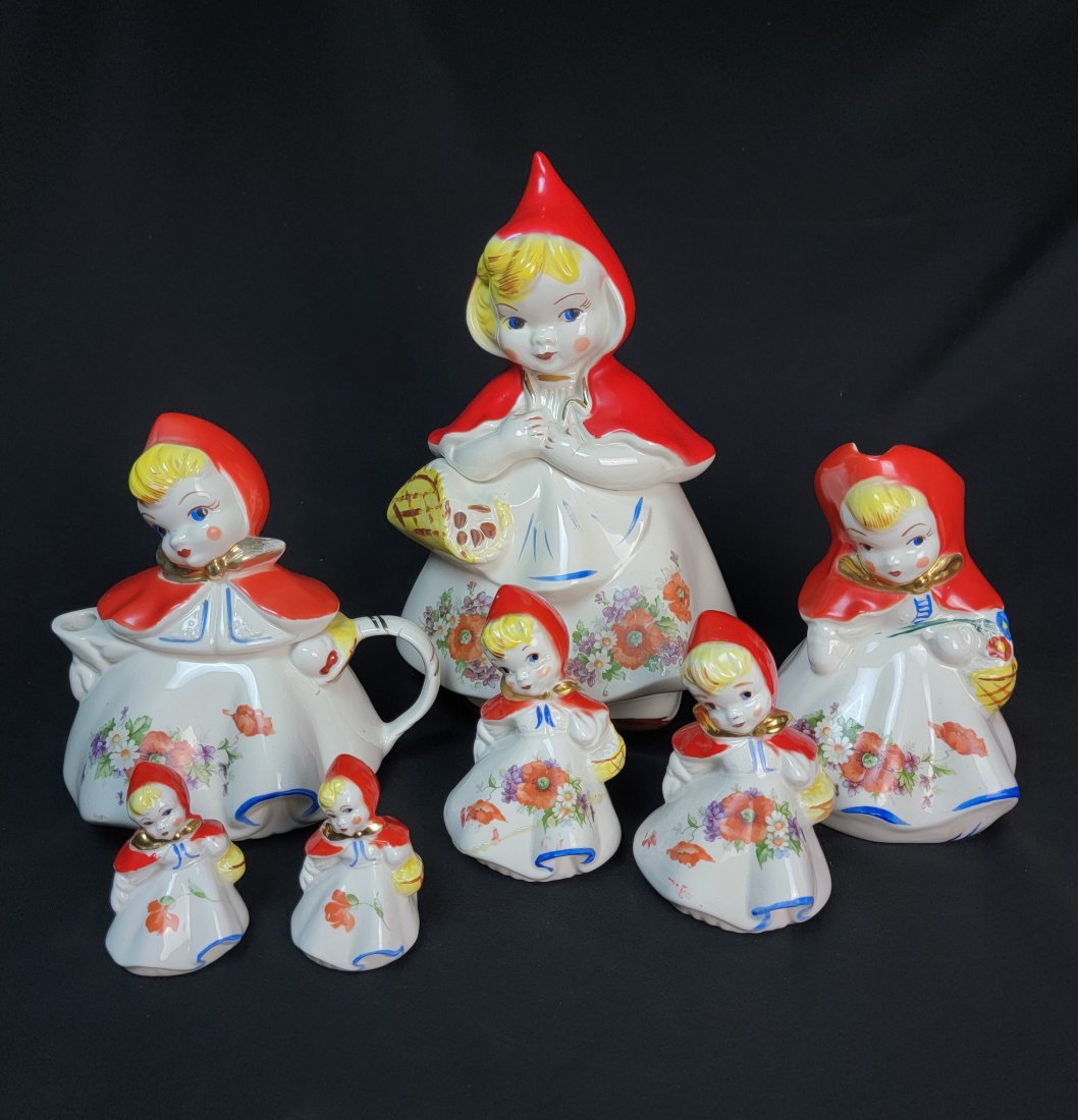 Vintage Hull Pottery Little Red Riding Hood Collection (1 of 9)