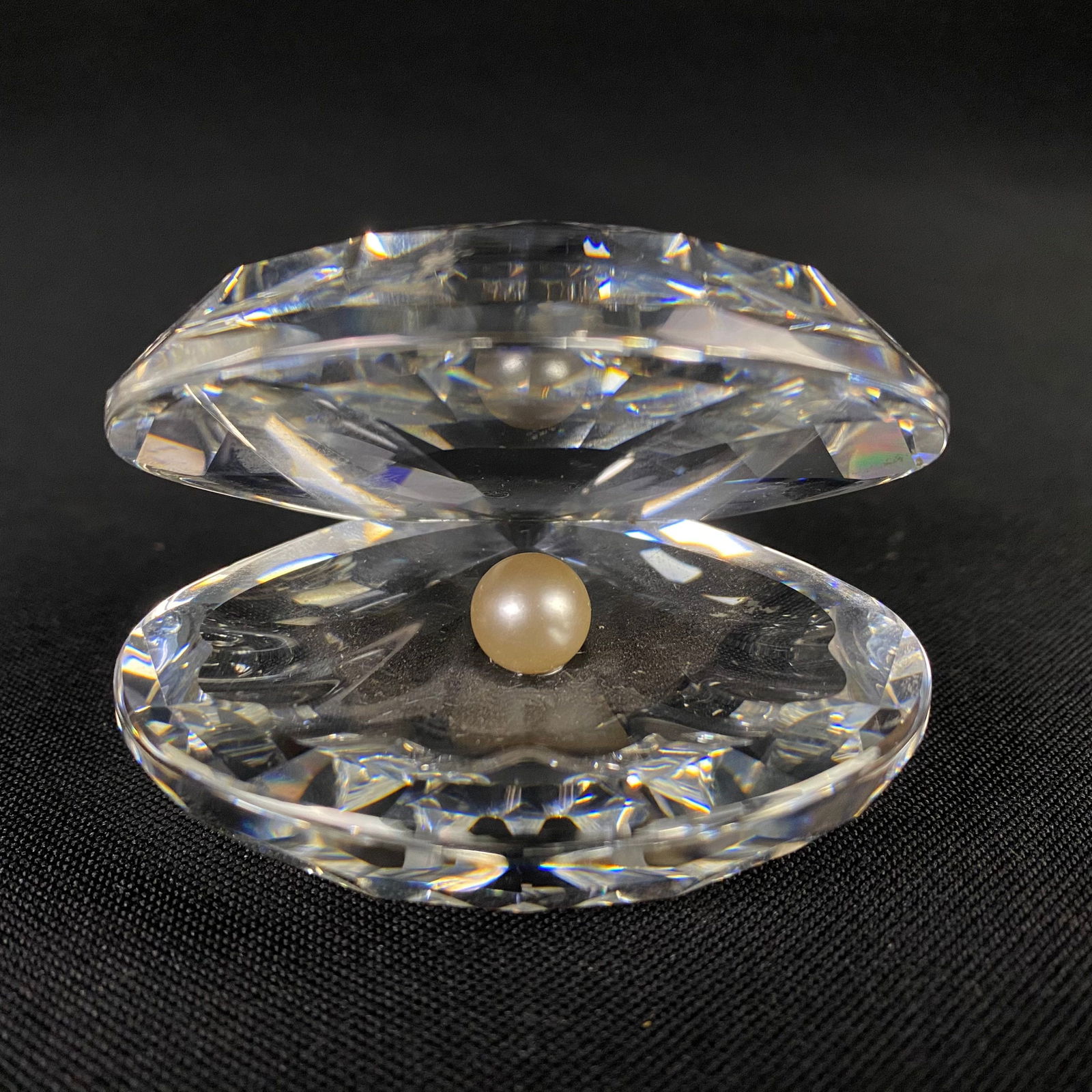 Swarovski Crystal Open Clam Oyster Shell With Pearl: Swarovski Crystal Open Clam Oyster Shell With Pearl. From The Fish and Aquatic Life pattern from Aquatic Worlds Collection. Designed by Elke Huber, with design Item#5285131. Made in Austria. It's in E