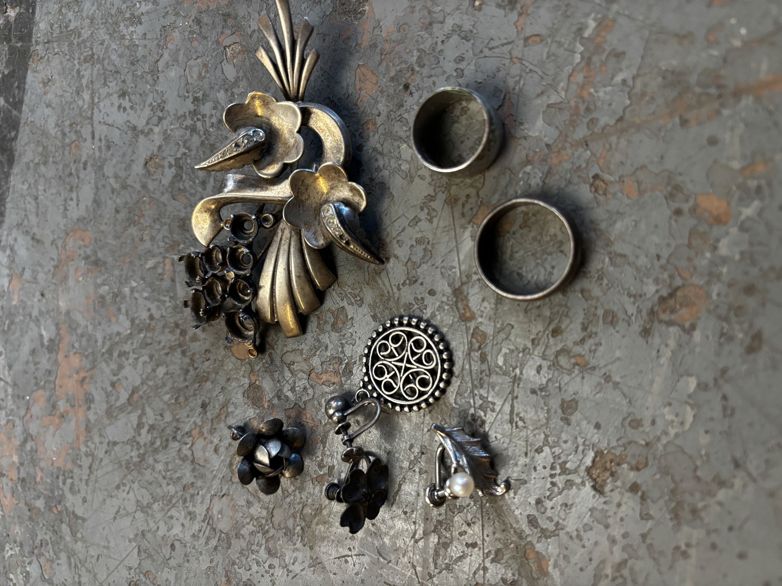 Lot of Vintage Sterling Jewelry 43.19 g: lot of vintage sterling silver jewelry. Some of it is for scrap and some needs cleaned or repurposed. Total weight 43.19 g.