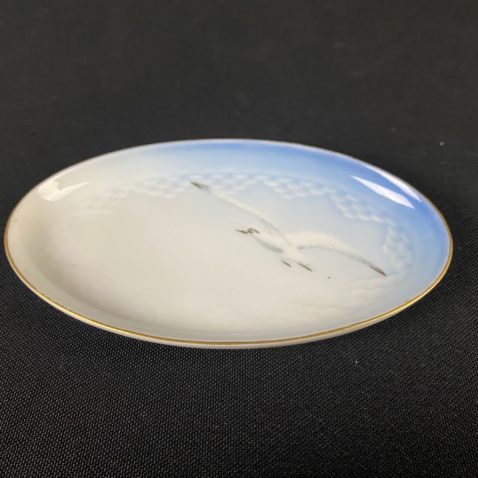 Bing and Grondahl Small Seagull Porcelain Oval Dish 232: Bing and Grondahl Small Seagull Porcelain Oval Dish 232. It is in near perfect condition with no damage and nearly no surface wear or grime. It has what appears to be a seagull in flight with gold acc