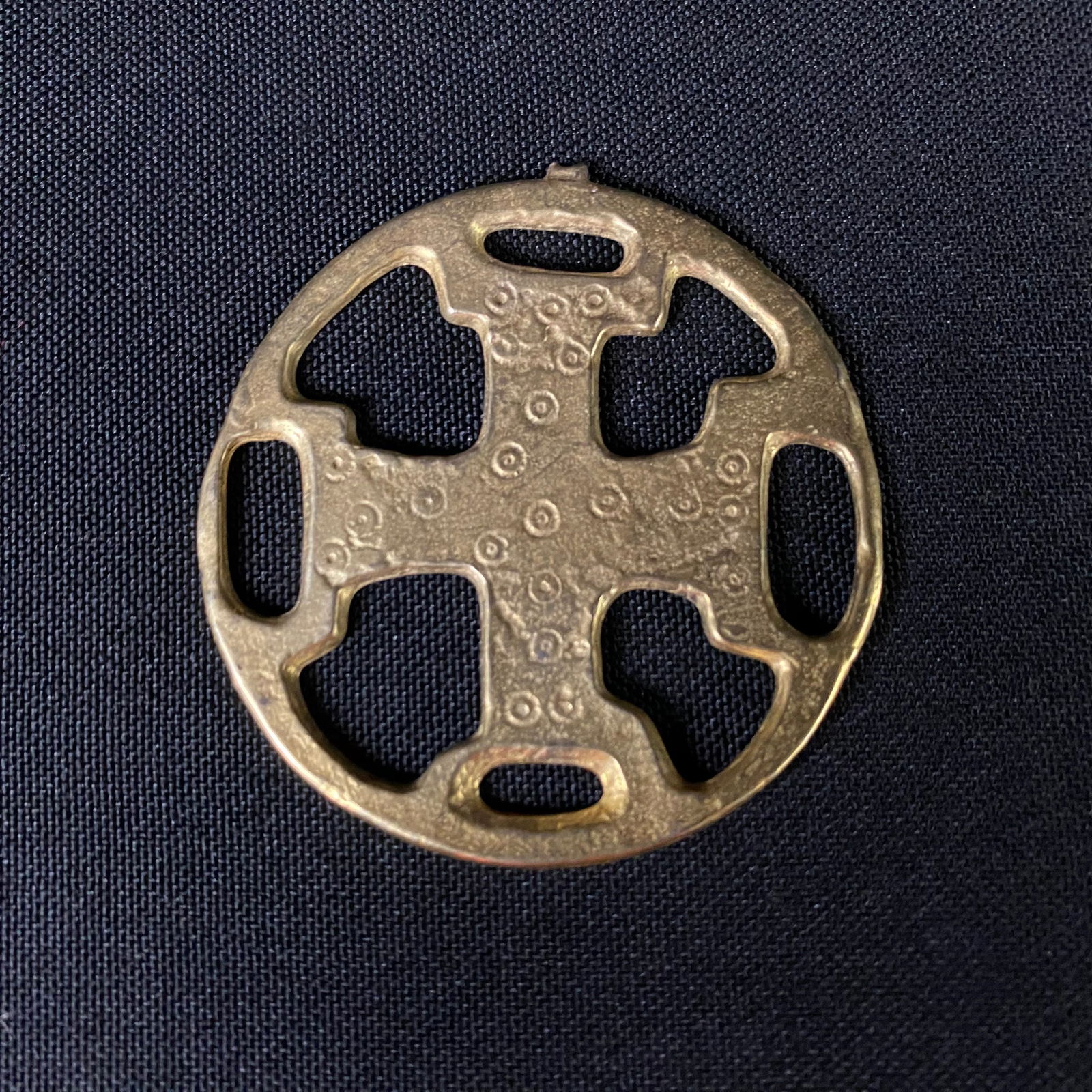 Metropolitan Museum of Art Sterling Gold Colored Medallion: Metropolitan Museum of Art Sterling Gold Colored Medallion. It is in great condition with no damage to the body, but the pendant loop is broken off, and it has very minimal surface wear. It has Sterli