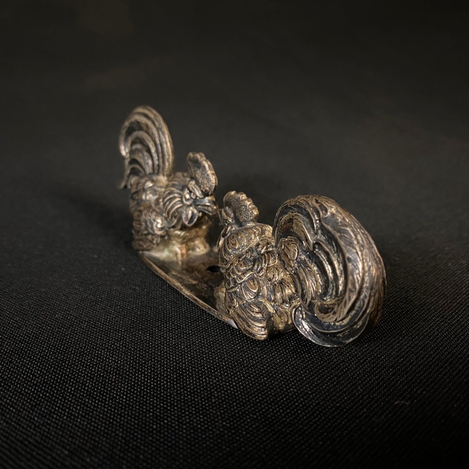 Silver Lid Handle Designed as Two Cocks Fighting - 2