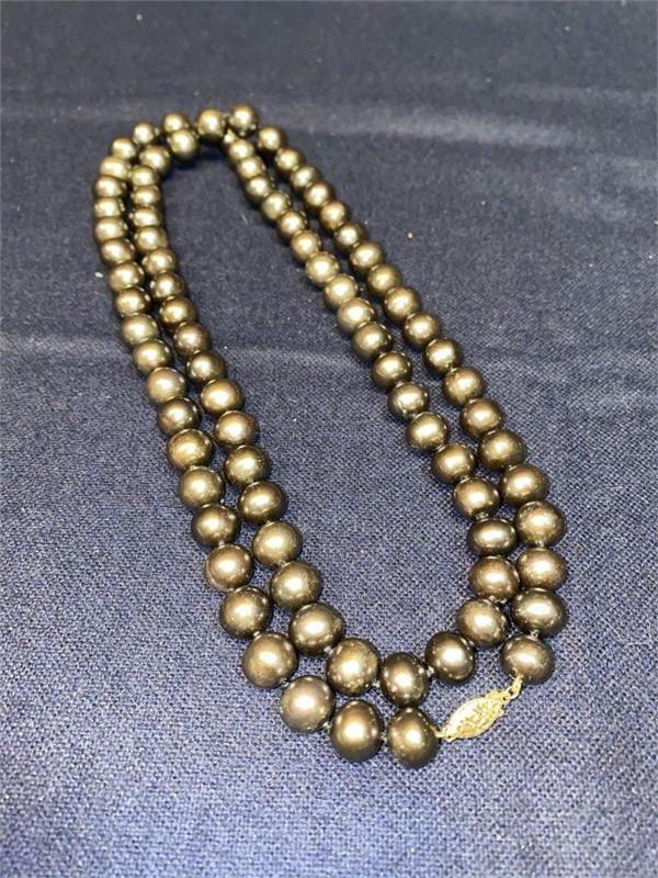 STRAIND OF TAHITIAN PEARLS WITH 14 KT CLASP: 17 1/2" LONG