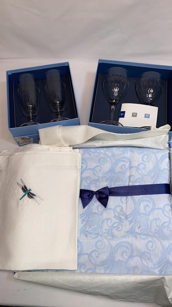 8 WEDGEWOOD STEMS & WEDGEWOOD LINENS: 2 TABLE CLOTHS6 POLKADOT NAPKINS6 DRAGONFLY NAPKINS