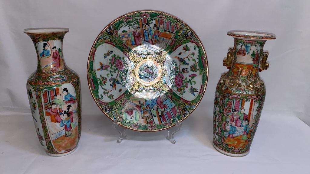 10 3/4" ROSE MEDALLION CHARGER & 2 10 1/4" VASES (1 of 8)