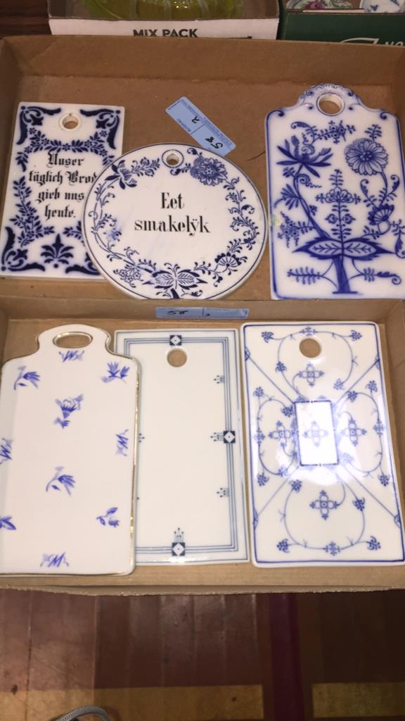 2 BOXES CERAMIC CHEESE BOARDS - BLUE & WHITE: 2 BOXES CERAMIC CHEESE BOARDS - BLUE & WHITE