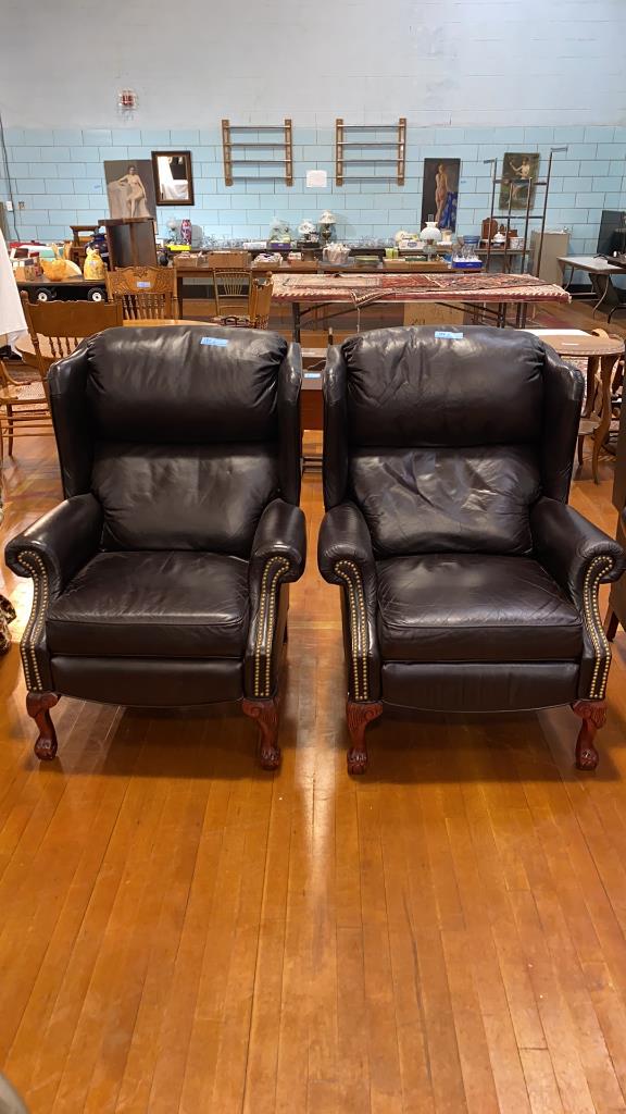 PAIR LANE BLACK LEATHER RECLINERS: 32" W X 42" TALL