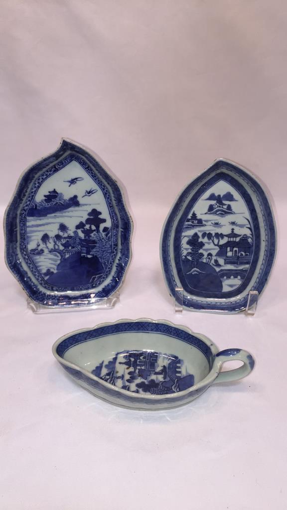 CANTON EXPORT BOAT & 2 LEAF DISHES (1 of 9)