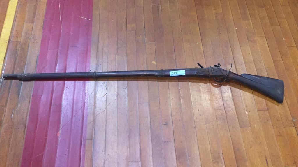 ANTIQUE FLINTLOCK WALL HANGER (1 of 13)