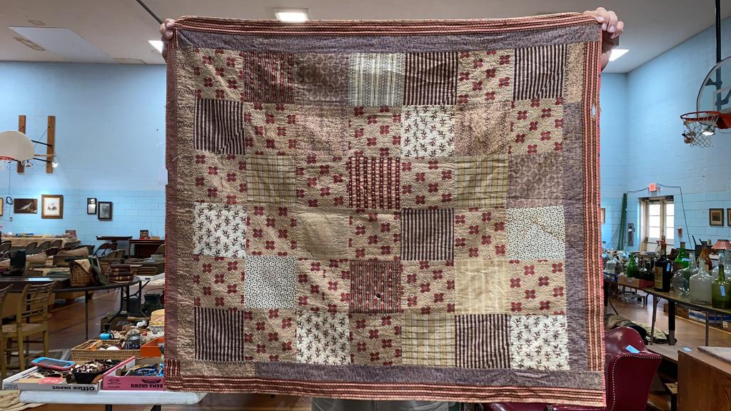 ANTIQUE CHILD'S HAND STICHED QUILT (1 of 5)