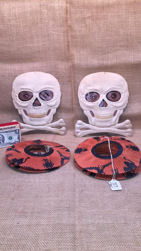 H E LUHRS SKULL & CROSSBONES W/ EYES & 2 LANTERNS (1 of 10)