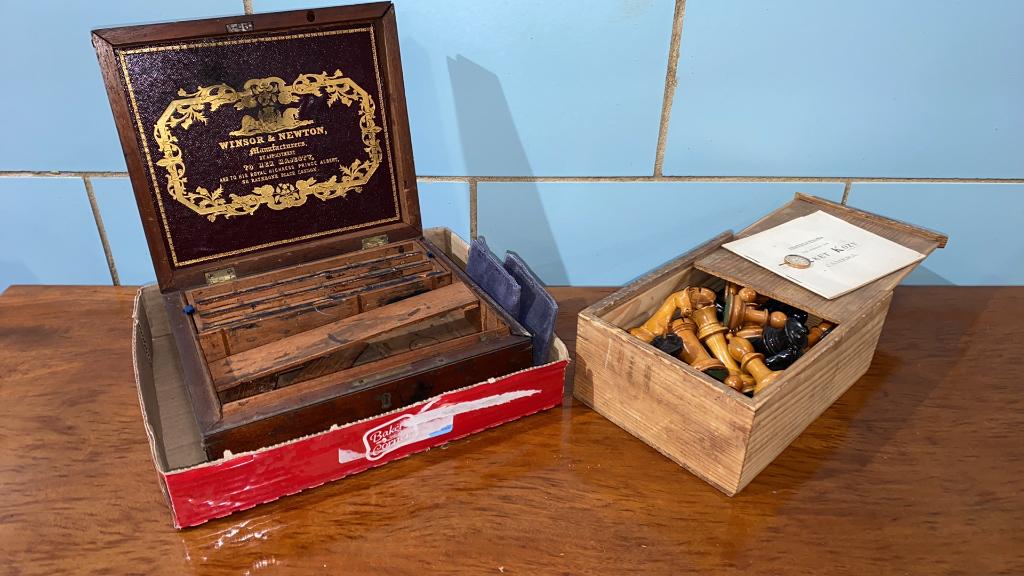VINTAGE CHESS SET / WINDSOR & NEWTON FITTED BOX (1 of 3)